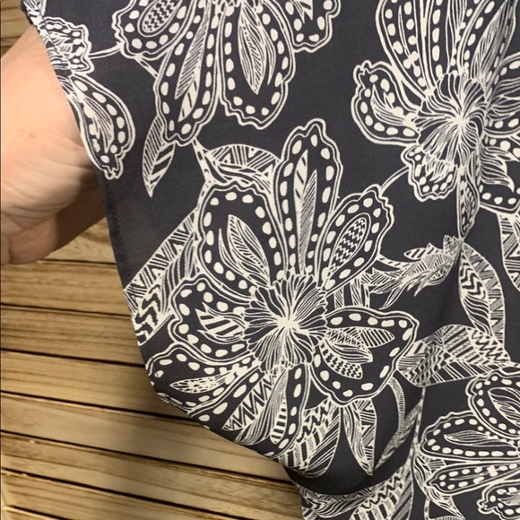 Loft Floral Gray White Women's Top Blouse Tie Front Size XL - Picture 4 of 9